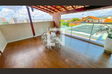 Casa à venda com 471m², 5 quartos e 4 vagas Casa à venda com 471m², 5 quartos e 4 vagasÁrea comum