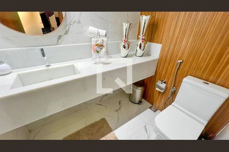 Casa à venda com 471m², 5 quartos e 4 vagas Casa à venda com 471m², 5 quartos e 4 vagasBanheiro