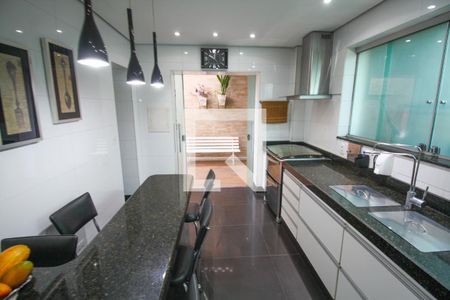 Casa à venda com 471m², 5 quartos e 4 vagas Casa à venda com 471m², 5 quartos e 4 vagasCozinha