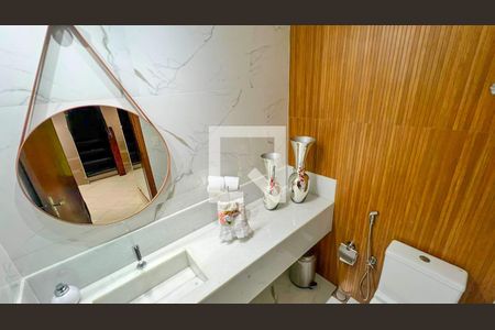 Casa à venda com 471m², 5 quartos e 4 vagas Casa à venda com 471m², 5 quartos e 4 vagasBanheiro