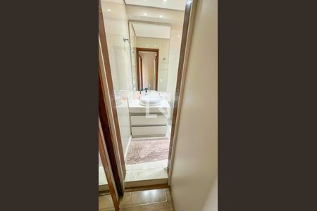 Casa à venda com 471m², 5 quartos e 4 vagas Casa à venda com 471m², 5 quartos e 4 vagasBanheiro