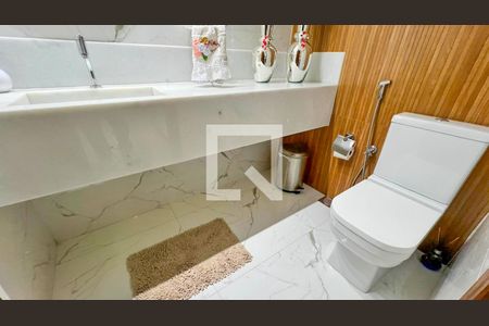 Casa à venda com 471m², 5 quartos e 4 vagas Casa à venda com 471m², 5 quartos e 4 vagasBanheiro