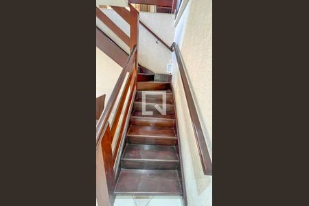 Casa à venda com 471m², 5 quartos e 4 vagas Casa à venda com 471m², 5 quartos e 4 vagasEscada