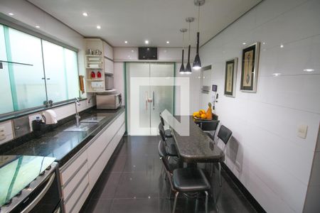 Casa à venda com 471m², 5 quartos e 4 vagas Casa à venda com 471m², 5 quartos e 4 vagasCozinha
