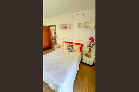 Casa à venda com 471m², 5 quartos e 4 vagas Casa à venda com 471m², 5 quartos e 4 vagasQuarto 1