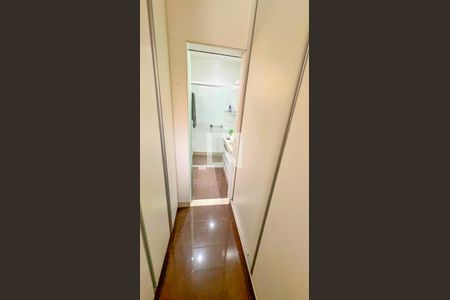 Casa à venda com 471m², 5 quartos e 4 vagas Casa à venda com 471m², 5 quartos e 4 vagasCloset/Quarto 5