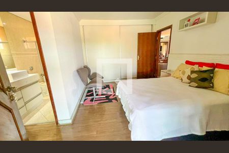 Casa à venda com 471m², 5 quartos e 4 vagas Casa à venda com 471m², 5 quartos e 4 vagasQuarto 2