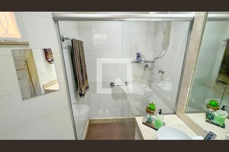 Casa à venda com 471m², 5 quartos e 4 vagas Casa à venda com 471m², 5 quartos e 4 vagasBanheiro