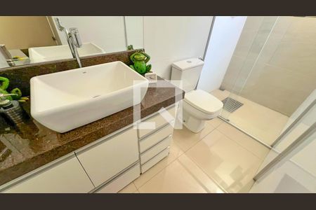 Casa à venda com 471m², 5 quartos e 4 vagas Casa à venda com 471m², 5 quartos e 4 vagasBanheiro/Quarto 5