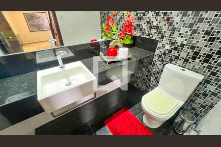 Casa à venda com 471m², 5 quartos e 4 vagas Casa à venda com 471m², 5 quartos e 4 vagasBanheiro