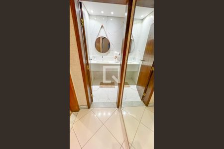 Casa à venda com 471m², 5 quartos e 4 vagas Casa à venda com 471m², 5 quartos e 4 vagasBanheiro