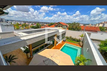 Casa à venda com 471m², 5 quartos e 4 vagas Casa à venda com 471m², 5 quartos e 4 vagasVista/Sala de TV