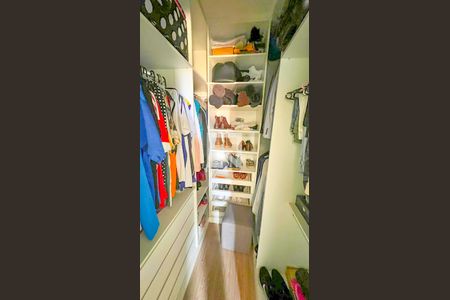 Casa à venda com 471m², 5 quartos e 4 vagas Casa à venda com 471m², 5 quartos e 4 vagasCloset/Quarto 5