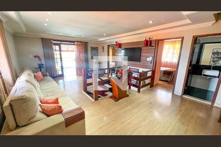 Casa à venda com 471m², 5 quartos e 4 vagas Casa à venda com 471m², 5 quartos e 4 vagasSala de TV