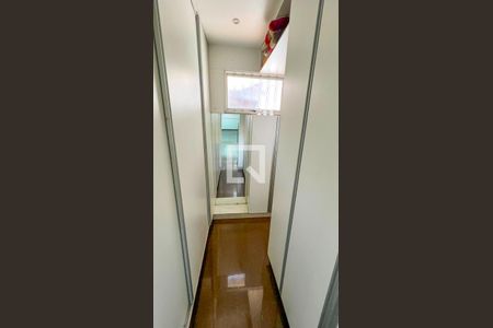 Casa à venda com 471m², 5 quartos e 4 vagas Casa à venda com 471m², 5 quartos e 4 vagasCloset/Quarto 5