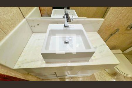 Casa à venda com 471m², 5 quartos e 4 vagas Casa à venda com 471m², 5 quartos e 4 vagasBanheiro