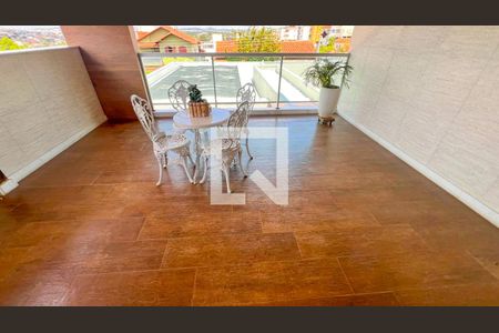 Casa à venda com 471m², 5 quartos e 4 vagas Casa à venda com 471m², 5 quartos e 4 vagasÁrea comum