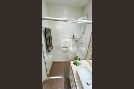 Casa à venda com 471m², 5 quartos e 4 vagas Casa à venda com 471m², 5 quartos e 4 vagasBanheiro