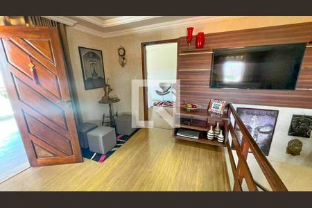 Casa à venda com 471m², 5 quartos e 4 vagas Casa à venda com 471m², 5 quartos e 4 vagasSala de TV