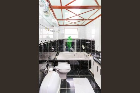 Apartamento à venda com 400m², 5 quartos e 4 vagas Apartamento à venda com 400m², 5 quartos e 4 vagasBanheiro do Quarto 4