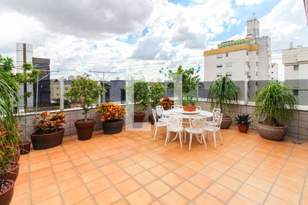 Apartamento à venda com 400m², 5 quartos e 4 vagas Apartamento à venda com 400m², 5 quartos e 4 vagasTerraço