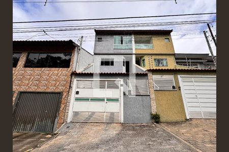 Casa à venda com 156m², 3 quartos e 3 vagas Casa à venda com 156m², 3 quartos e 3 vagasFachada