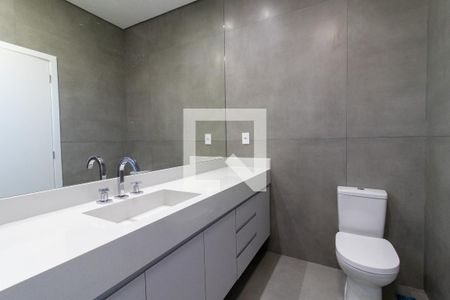 Casa de condomínio à venda com 580m², 5 quartos e 7 vagasBanheiro do Quarto 1