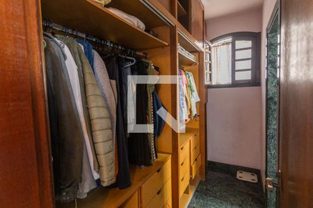 Casa à venda com 315m², 4 quartos e 2 vagas Casa à venda com 315m², 4 quartos e 2 vagasCloset da Suíte no 2° Pavimento