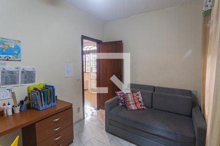 Casa à venda com 315m², 4 quartos e 2 vagas Casa à venda com 315m², 4 quartos e 2 vagasEscritório