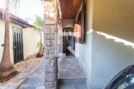 Casa à venda com 315m², 4 quartos e 2 vagas Casa à venda com 315m², 4 quartos e 2 vagasEntrada Principal