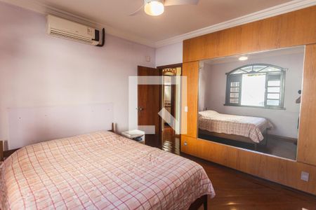 Casa à venda com 315m², 4 quartos e 2 vagas Casa à venda com 315m², 4 quartos e 2 vagasSuíte no 2° Pavimento