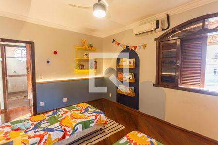 Casa à venda com 315m², 4 quartos e 2 vagas Casa à venda com 315m², 4 quartos e 2 vagasQuarto 2 no 2° Pavimento