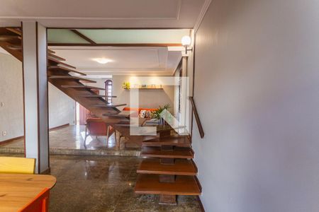 Casa à venda com 315m², 4 quartos e 2 vagas Casa à venda com 315m², 4 quartos e 2 vagasEscada de Acesso ao 2° Pavimento