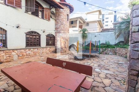 Casa à venda com 315m², 4 quartos e 2 vagas Casa à venda com 315m², 4 quartos e 2 vagasEspaço Gourmet/Quintal