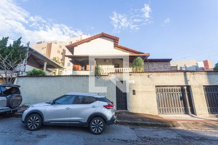 Casa à venda com 315m², 4 quartos e 2 vagas Casa à venda com 315m², 4 quartos e 2 vagasFachada