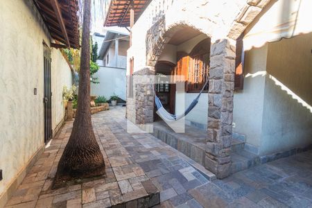 Casa à venda com 315m², 4 quartos e 2 vagas Casa à venda com 315m², 4 quartos e 2 vagasEntrada Principal