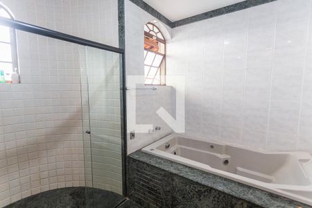 Casa à venda com 315m², 4 quartos e 2 vagas Casa à venda com 315m², 4 quartos e 2 vagasBanheiro da Suíte no 2° Pavimento