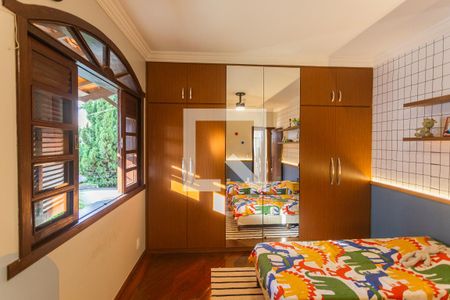 Casa à venda com 315m², 4 quartos e 2 vagas Casa à venda com 315m², 4 quartos e 2 vagasArmário do Quarto 2 no 2° Pavimento