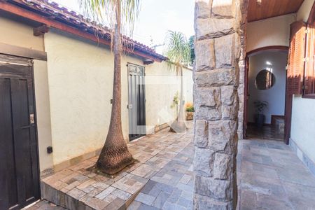 Casa à venda com 315m², 4 quartos e 2 vagas Casa à venda com 315m², 4 quartos e 2 vagasEntrada Principal