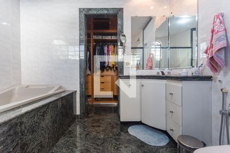 Casa à venda com 315m², 4 quartos e 2 vagas Casa à venda com 315m², 4 quartos e 2 vagasBanheiro da Suíte no 2° Pavimento