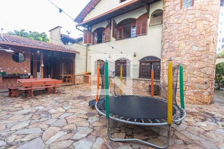 Casa à venda com 315m², 4 quartos e 2 vagas Casa à venda com 315m², 4 quartos e 2 vagasEspaço Gourmet/Quintal