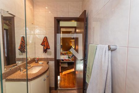 Casa à venda com 315m², 4 quartos e 2 vagas Casa à venda com 315m², 4 quartos e 2 vagasBanheiro Social 2 no 2° Pavimento