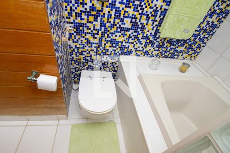 Casa de condomínio à venda com 660m², 4 quartos e 2 vagas Casa de condomínio à venda com 660m², 4 quartos e 2 vagasBanheiro quarto 2