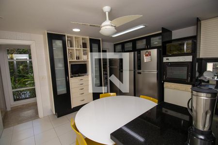 Casa de condomínio à venda com 660m², 4 quartos e 2 vagas Casa de condomínio à venda com 660m², 4 quartos e 2 vagasCozinha