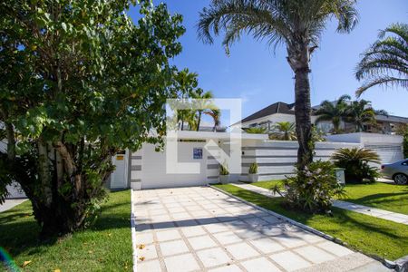 Casa de condomínio à venda com 660m², 4 quartos e 2 vagas Casa de condomínio à venda com 660m², 4 quartos e 2 vagasFachada