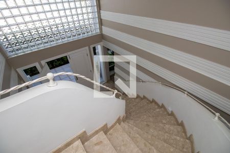 Casa de condomínio à venda com 660m², 4 quartos e 2 vagas Casa de condomínio à venda com 660m², 4 quartos e 2 vagasEscada