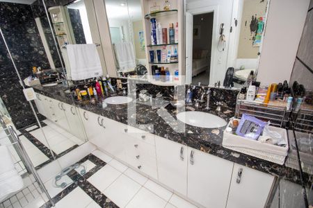 Casa de condomínio à venda com 660m², 4 quartos e 2 vagas Casa de condomínio à venda com 660m², 4 quartos e 2 vagasBanheiro quarto 1