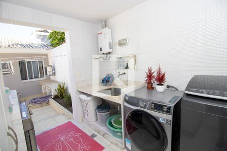 Casa de condomínio à venda com 660m², 4 quartos e 2 vagas Casa de condomínio à venda com 660m², 4 quartos e 2 vagasÁrea de Serviço