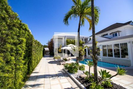 Casa de condomínio à venda com 660m², 4 quartos e 2 vagas Casa de condomínio à venda com 660m², 4 quartos e 2 vagasFachada