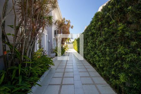 Casa de condomínio à venda com 660m², 4 quartos e 2 vagas Casa de condomínio à venda com 660m², 4 quartos e 2 vagasLateral